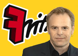 Fritz-Chefredakteur Stefan Warbeck vor dem neuen Logo