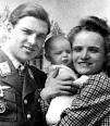 Gerhard Barkhorn con su esposa Chrstl y su pequeña hija en 1944 - gerhardbarkhornw