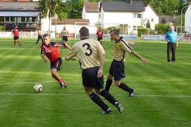 FC Neuenmarkt -- Fortuna Untersteinach 4 - 0. Orhan mit Zug zum Tor Aufgebot: Roland Ehman, Karsten Bisson, Jens Tramontano, Stefan Biener, Frank Biener, ... - pic1336903317