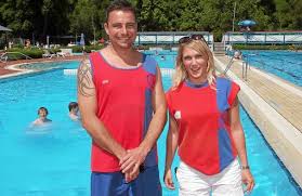 \u0026quot;Schwimmbadwetter\u0026quot; gab es am Wochenende – und entsprechend viel zu tun für Schwimmmeister Heiko Schlabe (links) und die Neue im Freibad-Team, Lena Burri ...