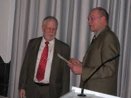 Dr. Perygrin Warneke, die Ehrenmitgliedschaft verliehen. KohlstÃ¤dt u. Warneke und eine Kiste Wein, überreicht durch den Geschäftsführer Martin Bierwald