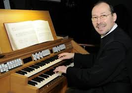 Frater Wilhelm Lindner stellt den Besuchern die Orgel in St. Joseph vor – bei einer öffentlichen Probe und im Rahmen eines Konzerts. Archiv