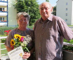 Ilse und Helmut Hempel sorgen in der Eiselstraße für ihren üppig blühenden Balkon. Foto: Christine Schimmel