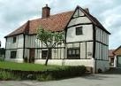 Black &amp; White house, Hall End - via Daymix