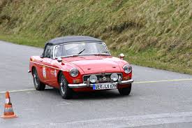 ... absolvierten mit ihrem MG-B Roadster (Baujahr 1967) das Triumph-Charity-Rennen auf dem Heidbergring mit der geringsten Strafzeit. Foto: Henning Ruge - 20120407_Geesthacht_Lehr_Kolbe_1024px
