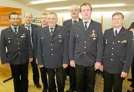 Abteilungskommandant Werner Hutz (links) mit den Geehrten Klaus Burri, Philipp Mauch, Armin Müller, Edgar Schaumann und Ralf Storz. - media.media.5ab8ef6c-67ac-4ca9-9ac5-afdc15cbdd27.normalized