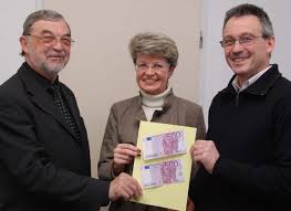 Prälat Günter Grimme (links) nahm die Spende dankend entgegen, die ...