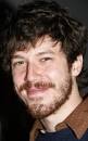 Namen: John Gallagher Jr. Foto 5 von 8 - MV5BMjEwMDkxMDQ5Ml5BMl5BanBnXkFtZTcwMTI1MTEwNg@@._V1._SX313_SY500_