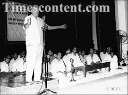 Noted hindi poet Dr Shiv Mangal Singh Suman, reciting his poem at a seminar in - Dr-Shiv-Mangal-Singh-Suman