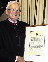 Abschied vom Honorarkonsulat: Helmut Eitenbenz (hier mit der vor 16 Jahren von Präsident Caldera unterzeichneten Ernennungsurkunde) hat zum Jahreswechsel ...