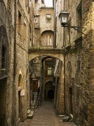 Medieval Street in Perugia Fotografie-Druck von David Sutherland ... - sutherland-david-medieval-street-in-perugia