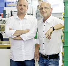 Hochmoderne Maschinen und Produktionstechniken unterstützen uns bei der Fertigung feinsten Schuhwerks. Benno und Hans Zwick.