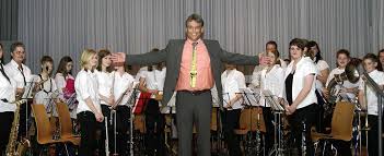 Kann auf seine Zöglinge stolz sein: Michael Glünkin, Dirigent des Jugendorchesters der Stadtmusik Foto: Müller. WEIL AM RHEIN (sc).