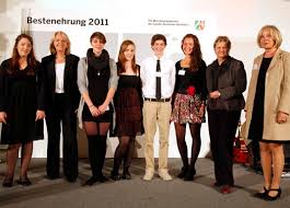 ... Sylvia Löhrmann, als eine der besten Schulen Nordrhein-Westfalens geehrt. Haupttext. Schulleiterin Heidrun Schütte-Ständeke nahm den Preis ...