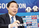 전달하고 있는 곽 위원장.