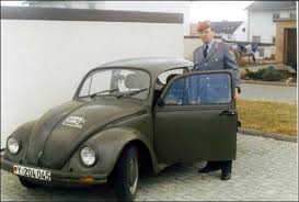 Oberleutnant Peter Hoß mit Dienstwagen als Versorgungsoffizier S 4 Im Verteidigungsbezirkskommando 44