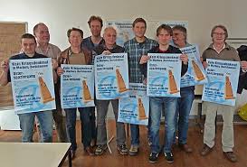 Mit Plakaten und Aufruf zum Osterspaziergang: Ulf Immelt, links, Franz-Josef Hanke, Ralf Schrader, Roland Grimm, Dieter Kloszowski, Karsten Engewald, ...