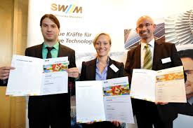 und Christine Hilger (Mitte) freuen sich über den Preis M-Regeneratio (Quelle: Stadtwerke München). [02|06|2010]. Zwei ehemalige Studierende erhalten für ... - M-Regeneratio_2009-3_Foto_SWM