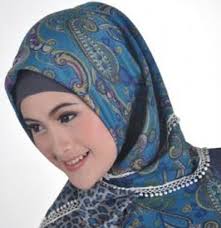 Tips Cara Memakai Kerudung Segitiga yang Unik Menarik