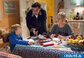 Murat (Erkan Gündüz, Mi) hat kein Verständnis dafür, dass Lisa (Sontje Peplow) neuerdings Paul (Ole Dahl) bei den Hausaufgaben überwacht und das Kind somit ...