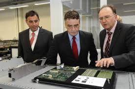 Geschäftsführer Heinz Laumen (l.) und Achim Pomp (Leiter der Produktion, r.) mit NRW-Verkehrsminister Groschek. Jörg Knappe. Geschäftsführer Heinz Laumen (l ...