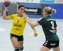 Erfolgreicher Einstand beim TV Grenzach: Die Rumänin Ramona-Alexandra Tudor (li.) setzt sich gegen Aline Fischer (Regensburg) durch. Foto: Schön. HANDBALL.