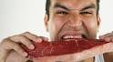 Pria makan daging merah. (Foto: Getty Images) - Srp450BWI4
