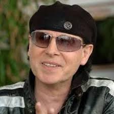 Und deshalb schau&#39;n wir auch eben mal bei Klaus rein: Klaus Meine wurde am 25. Mai 1948 in Hannover geboren und ist der Sänger, Songwriter und seit Ende ... - thumbs_klaus-meine