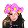 Coiffer le serre-tête. Fille portant un serre tête en fleurs de papier crépon. Pour les plus grands utilisez la fiche de l&#39;espace 10/15 - couronnefleu1_small