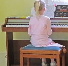 Amelie Kirchner bei ihrem ersten Klaviervortrag. - Kirchhain