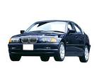voiture dans un champ