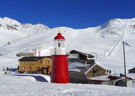 Leuchtturm Rheinquelle am Oberalppass Foto: hanno wyss. ORIENTIERUNG kann auch der Skifahrer gebrauchen. An der Rheinquelle hat man sich deshalb am anderen ... - 40957619