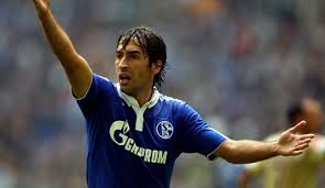Raúl durante un encuentro en la Bundesliga