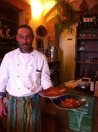 lo chef Andrea Torri con i \u0026quot;pici\u0026quot; – Bild von Osteria delle Crete ... - lo-chef-andrea-torri