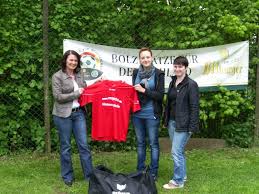 Inhaberin Tatjana Siebert, Kapitän Ann-Kathrin Schäfer sowie Frauenwartin Yvonne Peter freuen sich über den neuen Trikotsatz. - sponsoring-2012