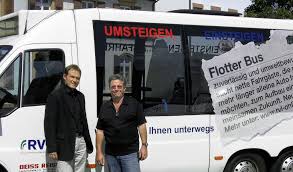 RVL-Geschäftsführer Frank Bärnighausen (links) und Bernd Deiss, Firmenchef von Deiss-Reisen am Citybus. Foto: honorarfrei. SCHOPFHEIM (BZ). - 5159247