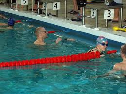 Berliner Wintertri 22.2.2003: Susi startet in der dritten Welle. Stefan Mäde, der auf derselben Bahn schwimmt, wird wohl keinen Windschatten zulassen.