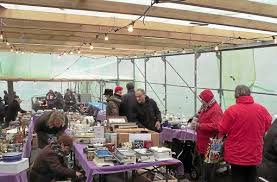 Von Sarah Simard und Henrik Steinert Rottweil. Beim Weihnachtsbasar der Aktion Eine Welt Rottweil auf dem Münsterplatz herrscht reges Treiben.