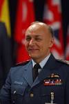 Chairman of the NATO Military Committee, General Ray Henault (Photo ~300Kb) - b070426af