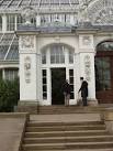 Temperate House with actor in - via Daymix