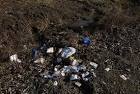 displaying trash scattered - via Daymix