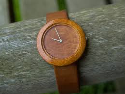 Une montre écologique tout de bois vétue Images?q=tbn:ANd9GcSx5ua7SenK_BO2kDvc-5FypELojGqJP9rDgnlS8clSohLGMyEahc-AKhGQ