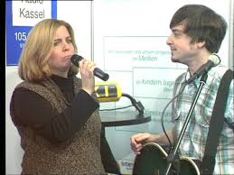 In der TV-Ausgabe dieser beim Freien Radio Kassel beheimatetetn Sendung stellt Christine Helmeke den Songwriter Marc McSweeny vor. Weitere Videos: