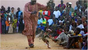 Yaya Coulibaly during a performance (source: BBC). A few days ago, I came across a photo-article on BBC about the life of an African puppeteer. - yaya-coulibaly