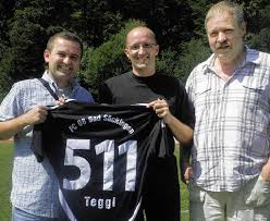 Christian Herr (links) und Werner Wunderle (rechts) bedanken sich bei Dirk Tegethoff für 511 Spiele im Trikot des FC08 Bad Säckingen. Foto: BZ - 47620796