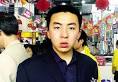 在庭外高举横幅认为许霆无罪