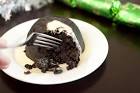 eating christmas pudding - via Daymix