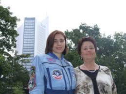 Botschafterin für Raumfahrtausbildung und Gastgeberin Yvonne Heckel (links) und Prof. Dr. Natalia Koroljowa (rechts) am 18. September 2008 in Leipzig, ...