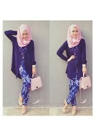 Hijab Style: Dini Djoemiko, Hijabers yang Mahir Bergaya Color ...