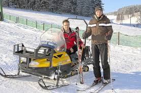 David Bähr (rechts) und Markus Weißer sind Skilehrer der Skischule am Winterberg. Foto. David Bähr (rechts) und Markus Weißer sind Skilehrer der \u0026quot;Skischule ... - media.media.6716a519-e11b-4d7f-b20b-52ede85d1a59.normalized